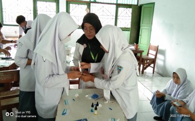 TUNJUKKAN KETERAMPILAN PROSES, PESERTA DIDIK MAN 1 REMBANG UJI GOLONGAN DARAH